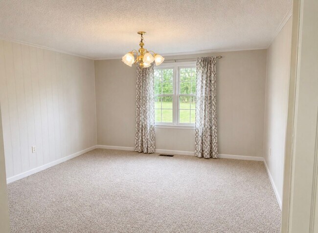 Building Photo - 4 Bedroom, 2 Bath