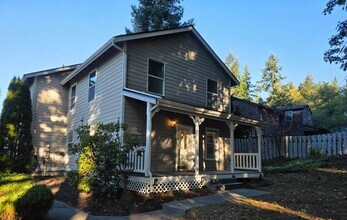 Building Photo - 3 Bedroom Duplex in Kingston!