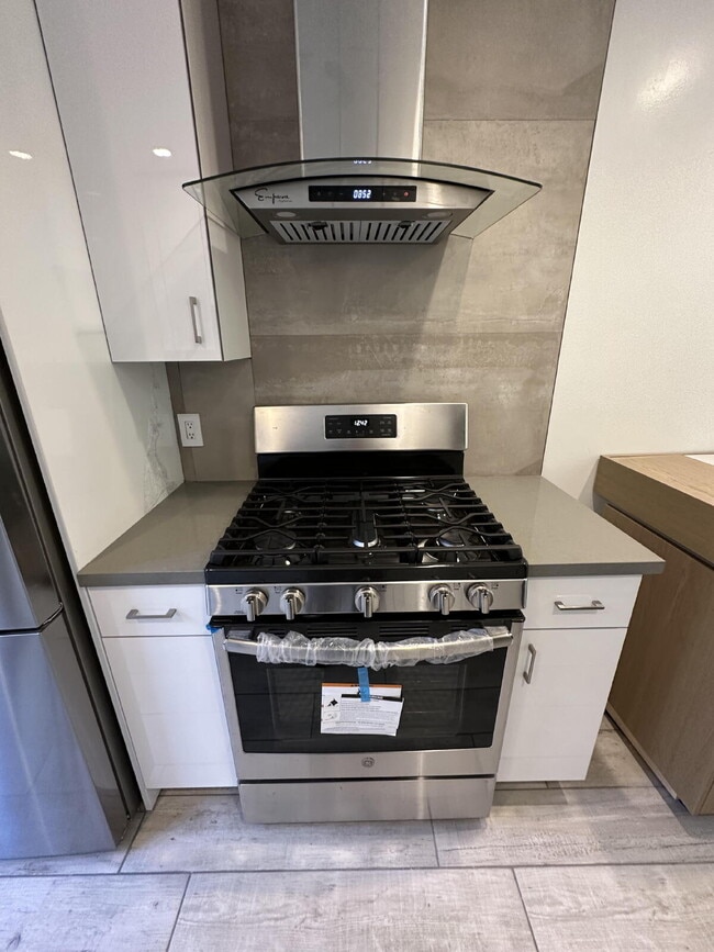 Building Photo - LIVE THE OCEAN BEACH LIFESTYLE!