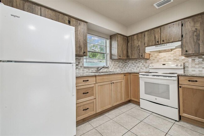 Building Photo - 923 E Lotus Ave