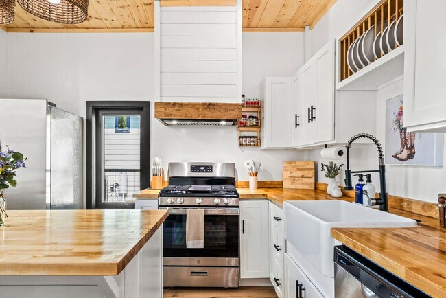 Building Photo - 152 Baxter Rd