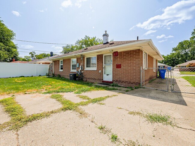Building Photo - 1147 E Brockton Ave