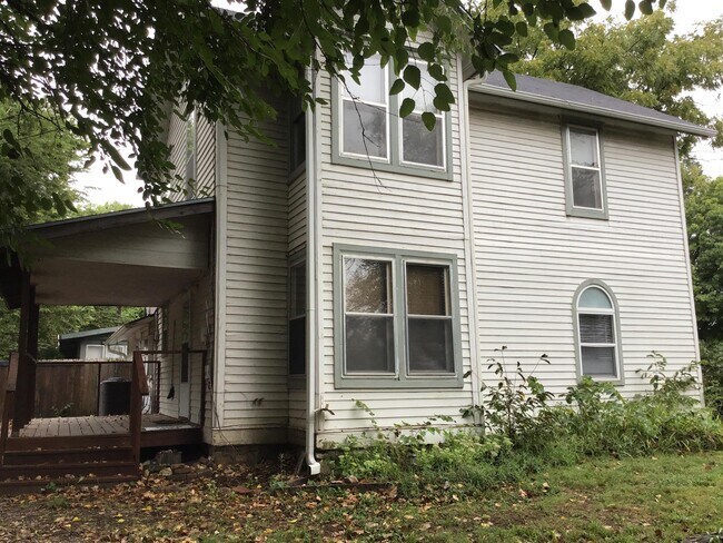 Building Photo - 1043 Delaware St