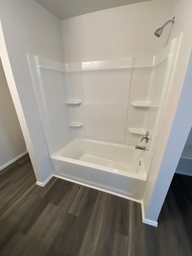 Building Photo - Now Pre-Leasing! Comfortable & Stylish 3-Bed, 2 Bath Home in Yukon