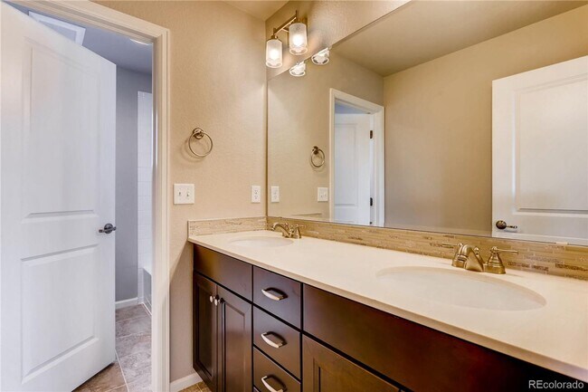 Building Photo - Elegant and spacious home with mountain vi...