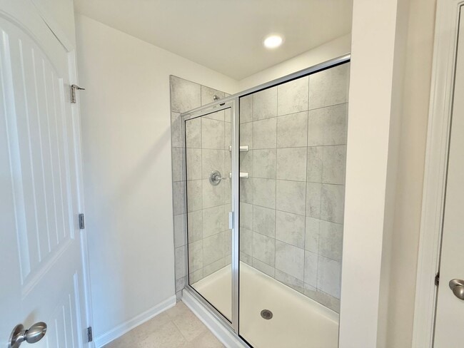 Building Photo - Stunning 3BD, 2.5BA End Unit Townhome in t...