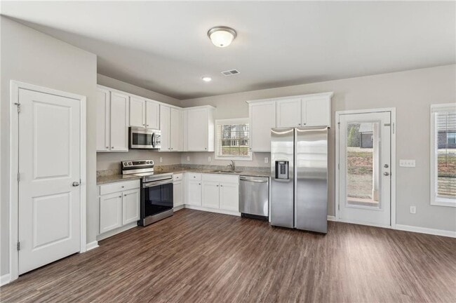 Building Photo - 516 College Dr
