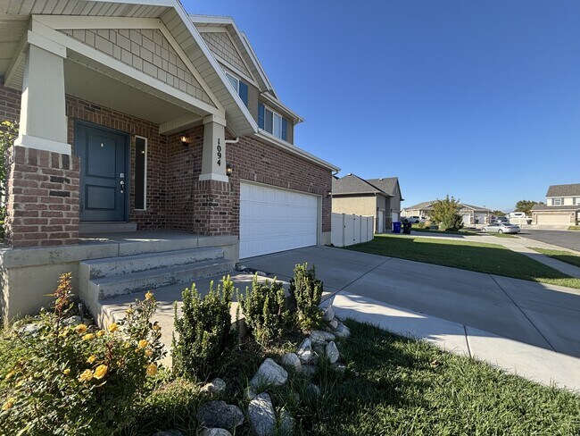 Building Photo - 1094 1825 W