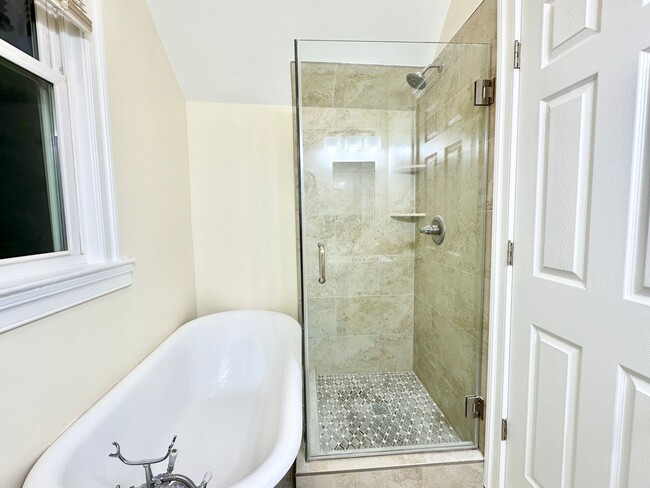Building Photo - Detached 4 bed 3 bath. Pets Welcome!