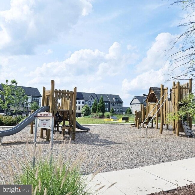 Building Photo - 553 Levanna Ln