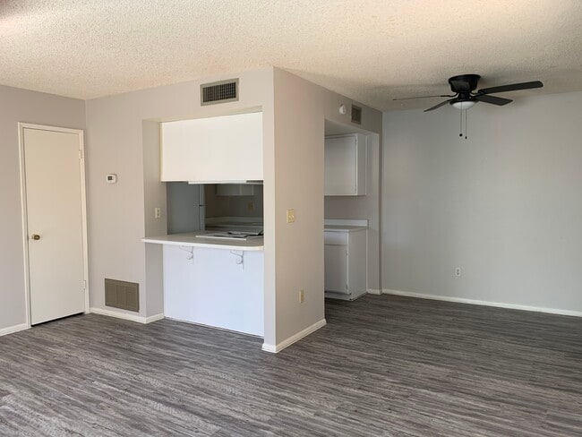 Building Photo - 729 E Cochise Dr