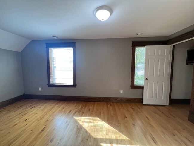 Building Photo - Three Bedroom Single Family Home - Close t...