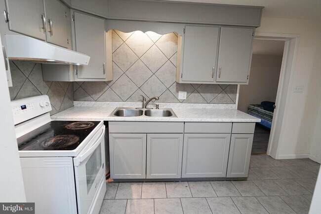 Building Photo - 231 Newton St