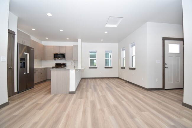 Building Photo - Gorgeous and Brand NEW 3 Bedroom with doub...