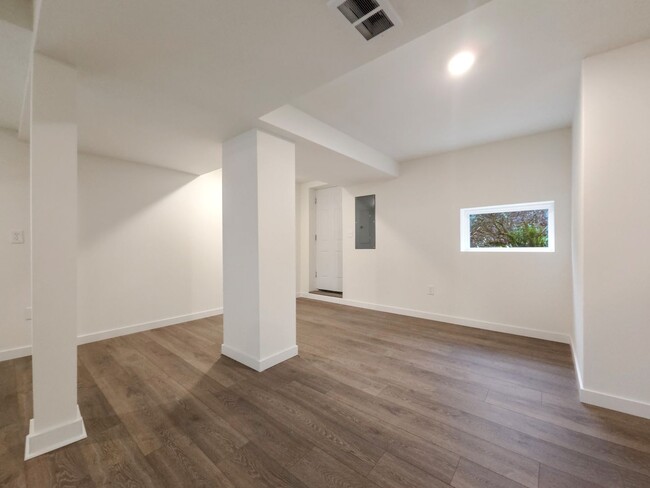 Building Photo - Beautifully Remodeled 3-Bedroom Home Near ...