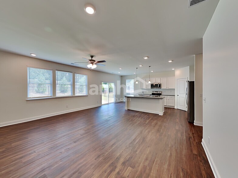 Building Photo - 889 Carnaby Ln