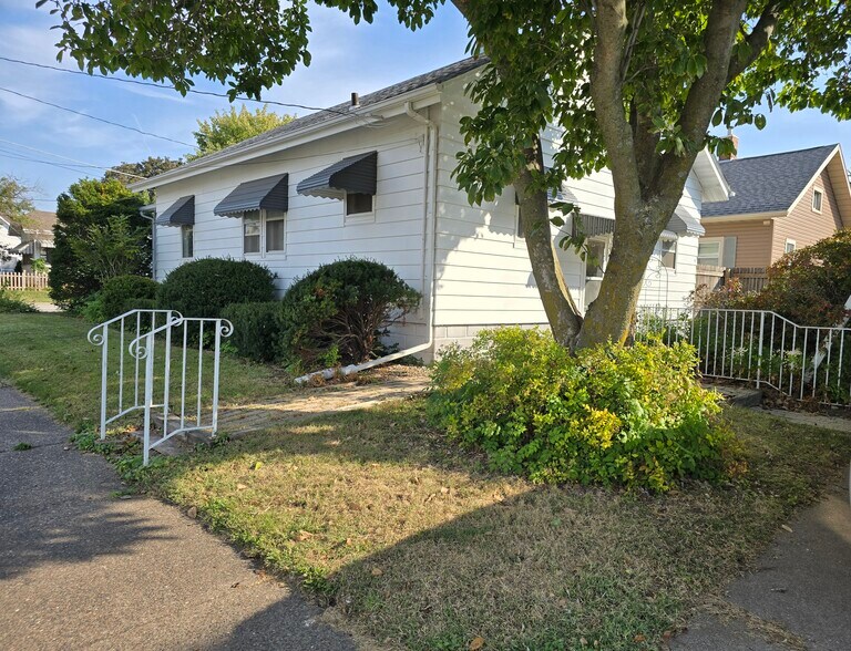 Building Photo - 204 19th Ave