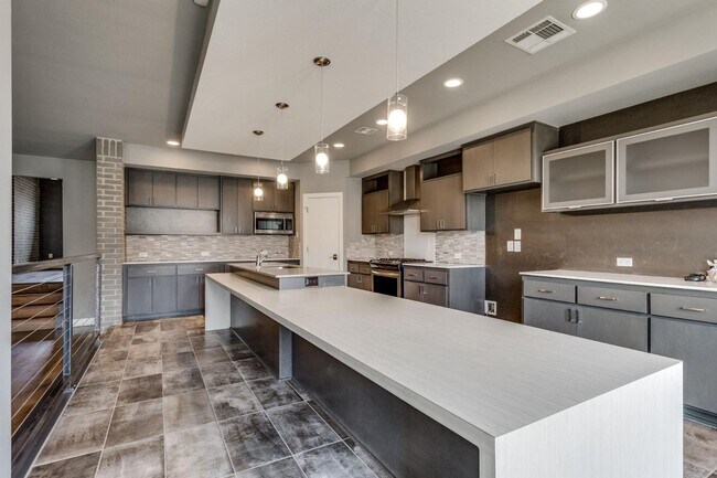 Building Photo - 2125 Heavenly Dr