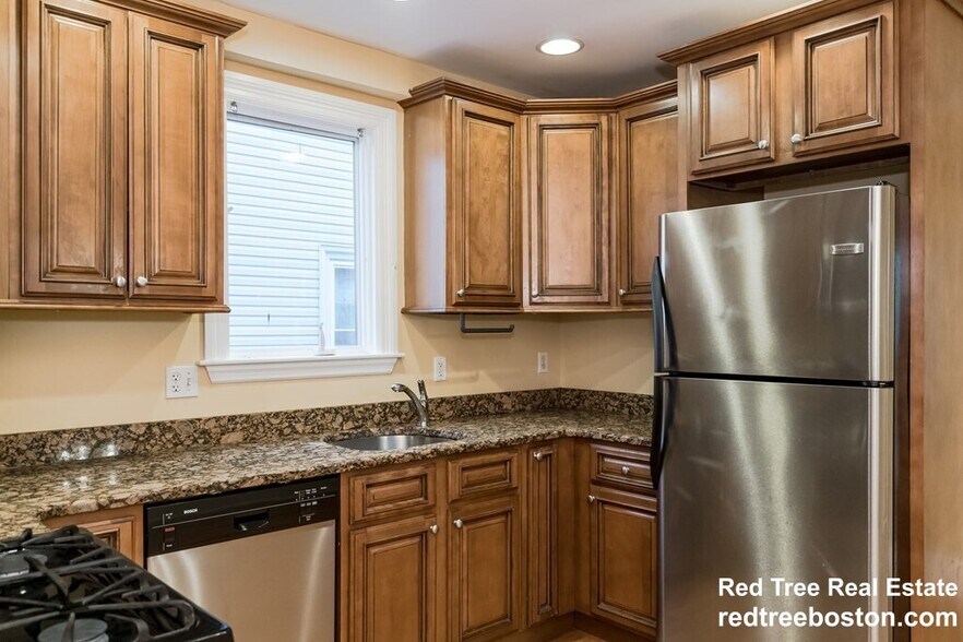 Building Photo - 164 Boylston St