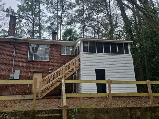 Building Photo - Great location