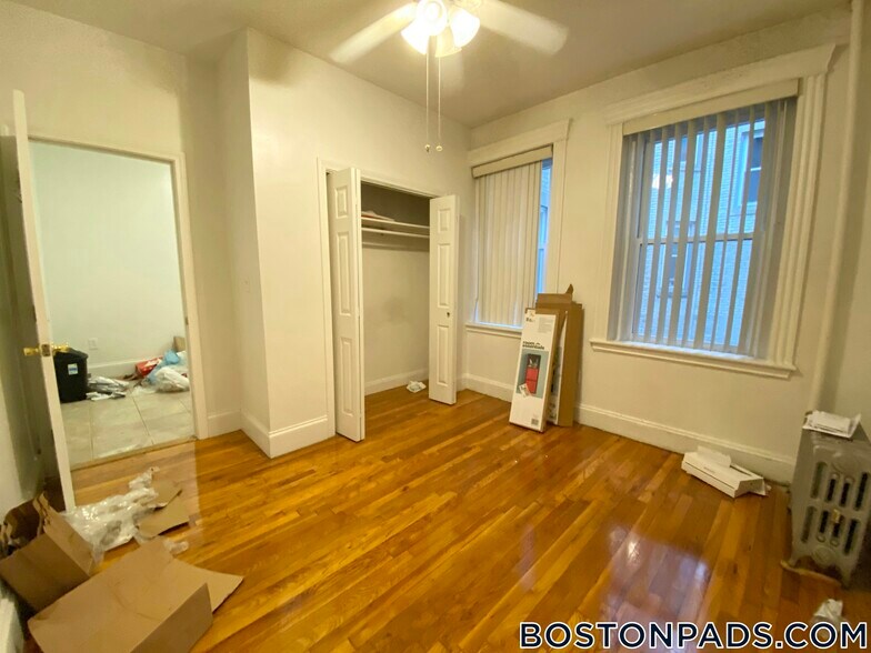 Building Photo - 149 Park Dr