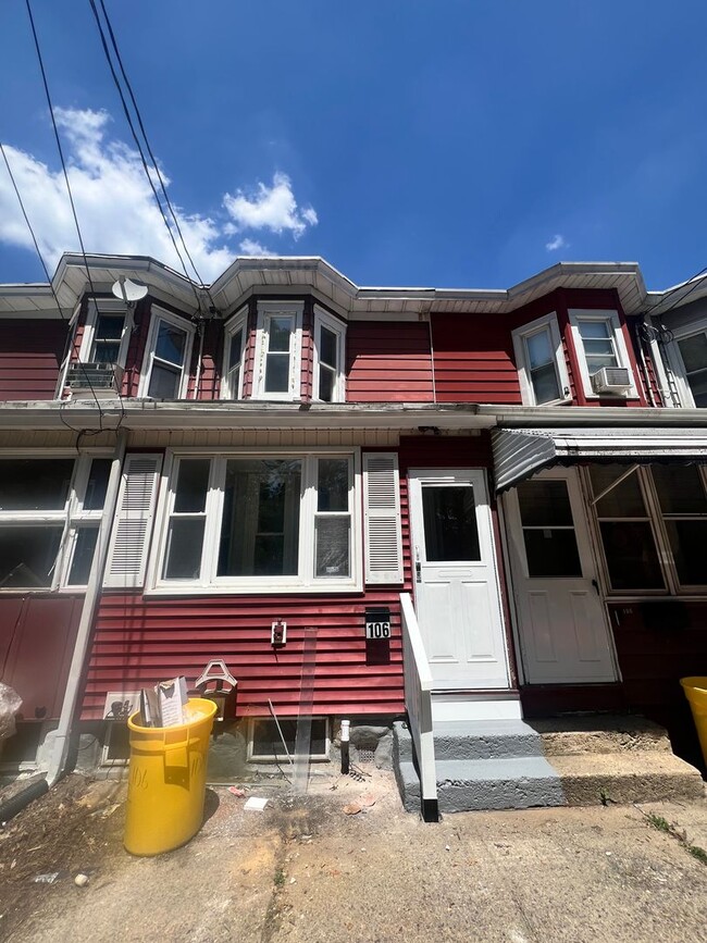 Building Photo - Beautiful, remodeled house nice close to everything