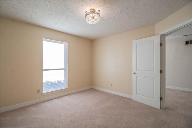 Building Photo - White Rock Highlands  4 bedrooms, 2.5 baths
