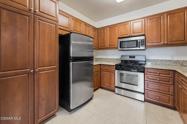Building Photo - 453 Country Club Dr