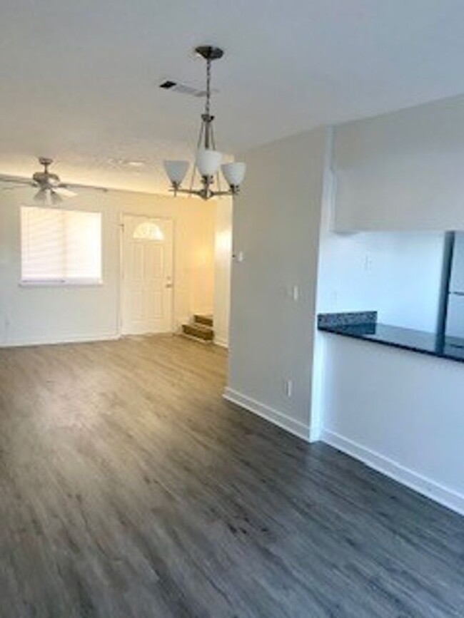 Building Photo - Very cute 2 bedroom 1 1/2 bath town-home c...