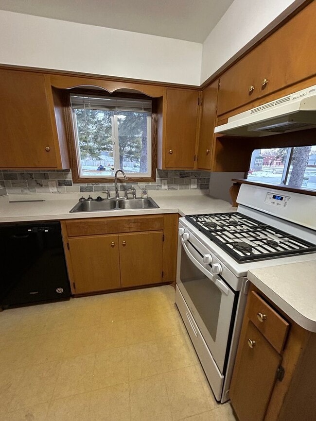 Building Photo - Charming 4-Bedroom Rambler for Rent – $2,100/month