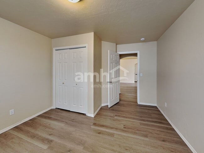 Building Photo - 684 E Full Moon St