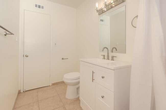 Building Photo - Refreshed Spacious 3 Bed/2 Bath Home in La Mesa!