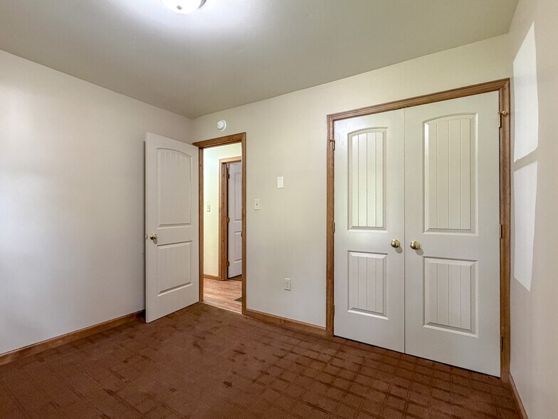 Building Photo - 60 Glenbrook Rd