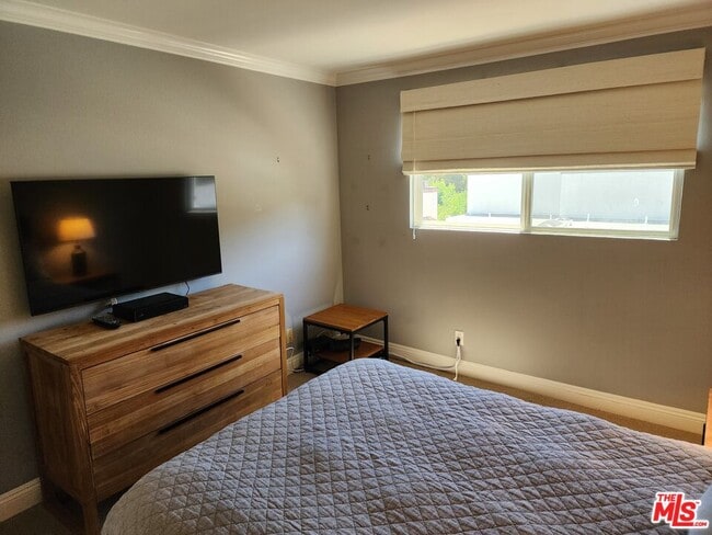 Building Photo - 1546 Palisades Dr
