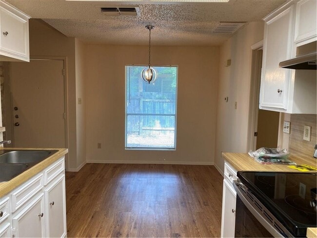 Building Photo - 1503 No Mor Cove