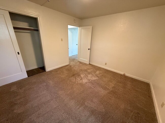 Building Photo - Downstairs one bedroom apartment available...