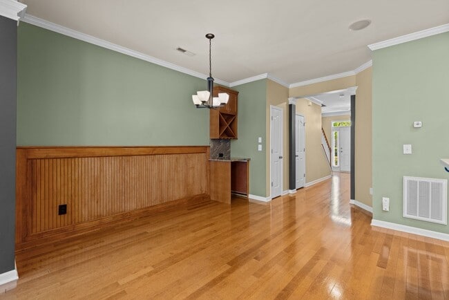 Building Photo - Gorgeous 3 Bedroom Townhome w/ Premium Finishes & Amenities - Pet Friendly!