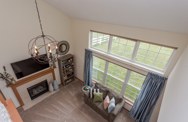 Building Photo - Large 4 bedroom with office space, Springf...