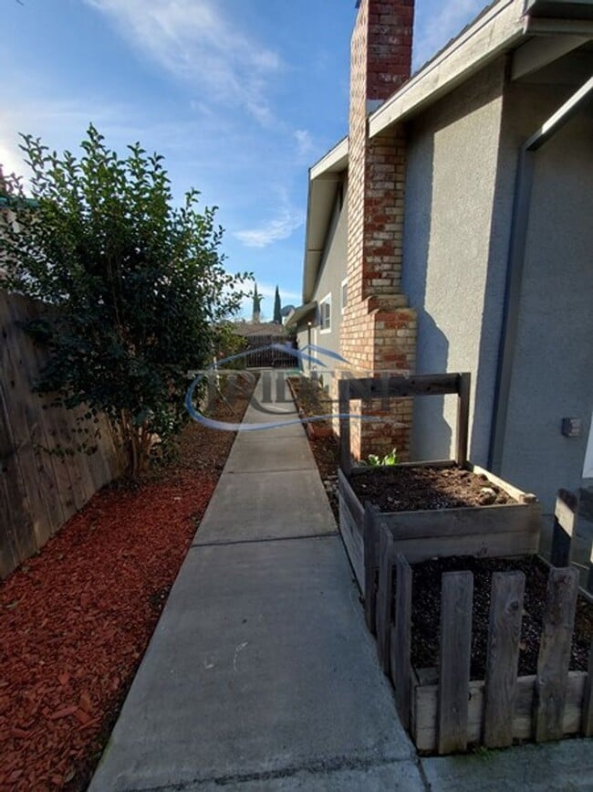 Building Photo - This is a cute 4 bedroom, 2 bath house in an established Woodland community