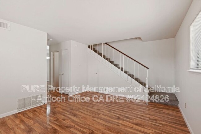 Building Photo - 908 Minaker Dr