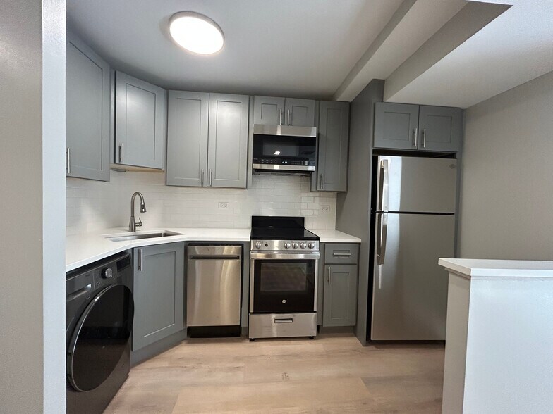 Building Photo - 1214 N La Salle Dr