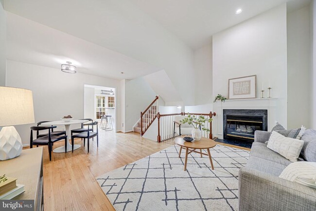 Building Photo - 2426 N Hampton Dr