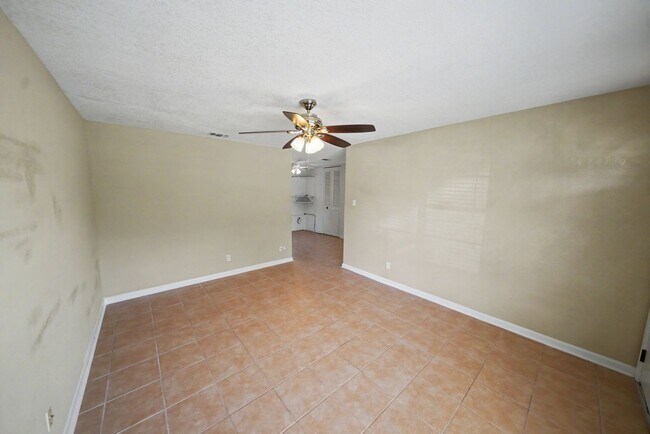 Building Photo - 823 Straight Ln