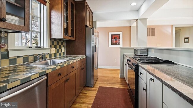 Building Photo - 136 N Irving St