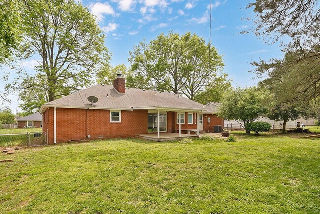 Building Photo - 1919 E Meadow Dr
