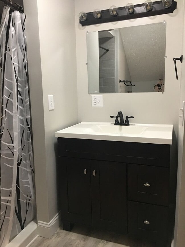 Building Photo - Three Bedroom Two Bath Home in the up and Coming Town of Hurricane