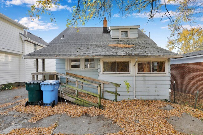 Building Photo - 405 E Hodge Ave
