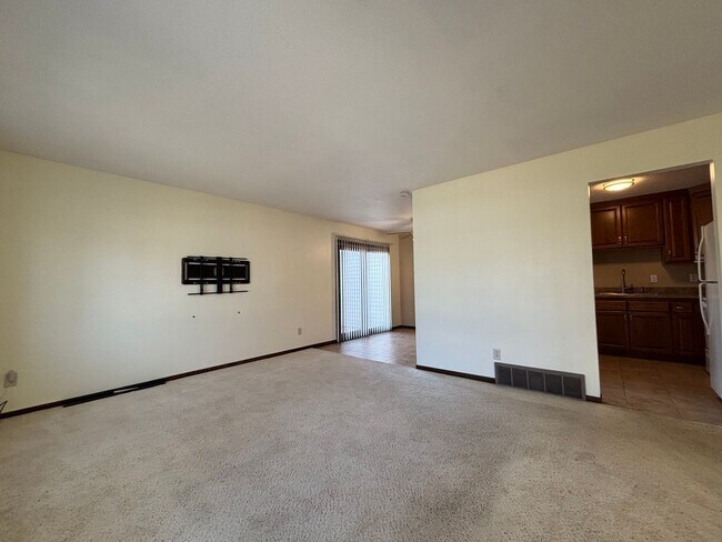 Building Photo - 4285 Evergreen Dr