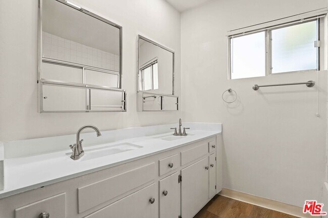 Building Photo - 15540 Moorpark St