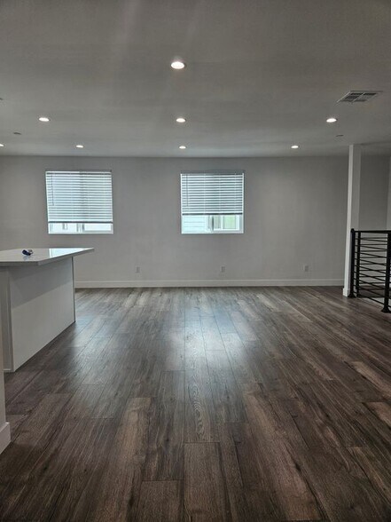 Building Photo - 4832 Saturn St
